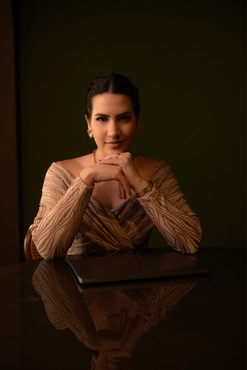 Nutricionista La&iacute;sa Curti em composi&ccedil;&atilde;o editorial